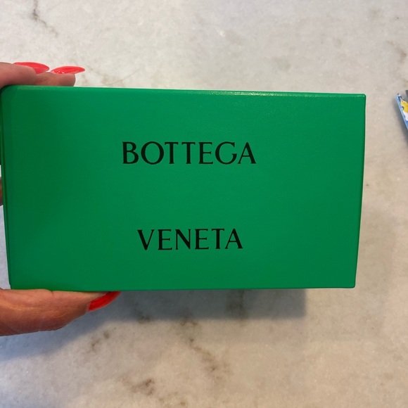 BOTTEGA Veneta AUTHENTIC BLACK SUNGLASSES !! New in box - Picture 4 of 6